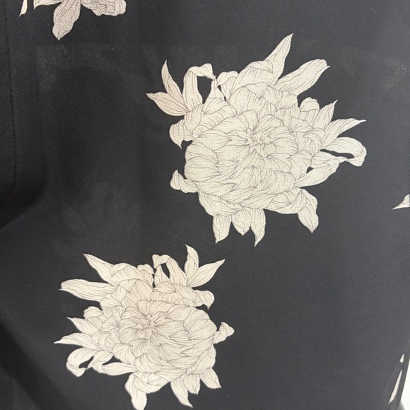 Vince Chrysanthemum Black and Cream 100% Silk Blouse. Size Small. - Picture 4 of 9